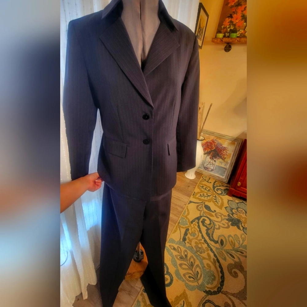 Blacker pinstrip womens 2 piece suit size 8